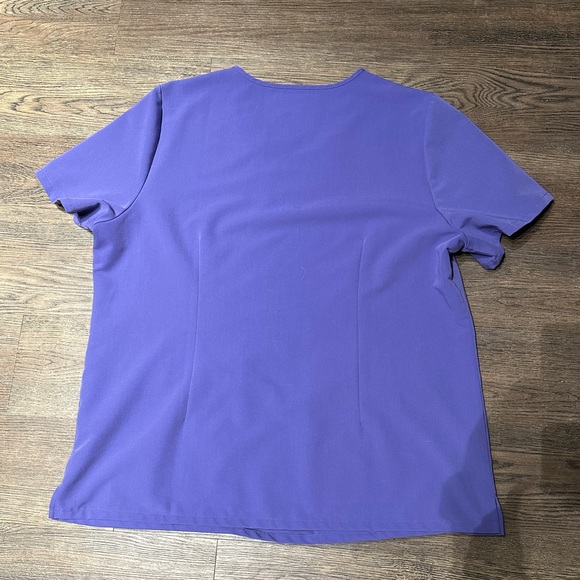 Casma™ Three-Pocket Scrub Top in Amethyst - Picture 2 of 2